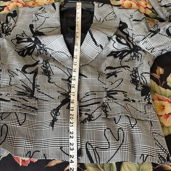 Escada Black & Gray Floral Blazer with 2 Button Front - Picture 15 of 16